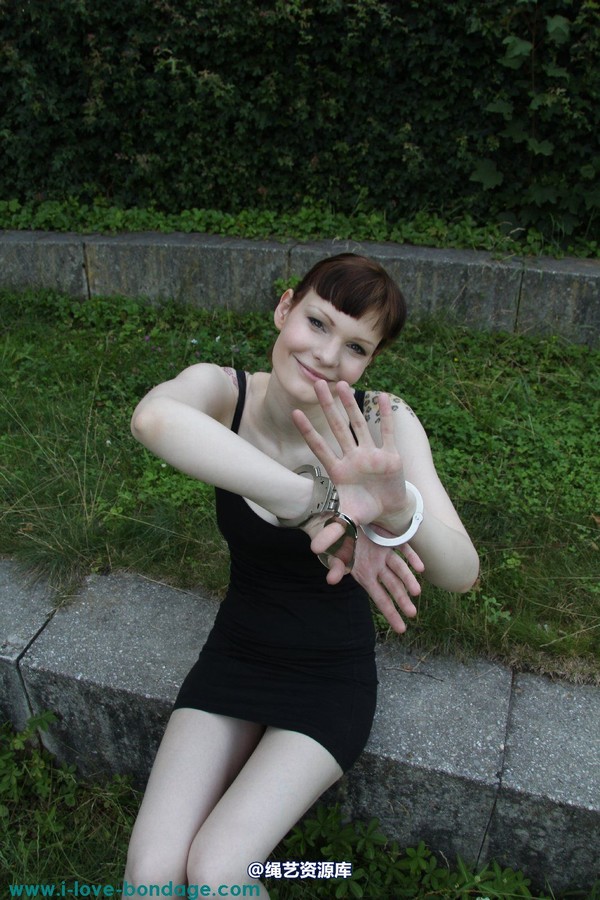 girlsinsteel - Hinged handcuffs 第 113 张图片