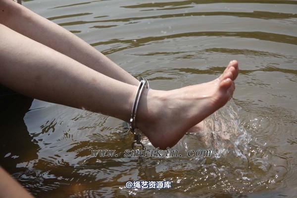 锐度主张 - 野外镣铐行走模特：玲玲 第 25 张图片