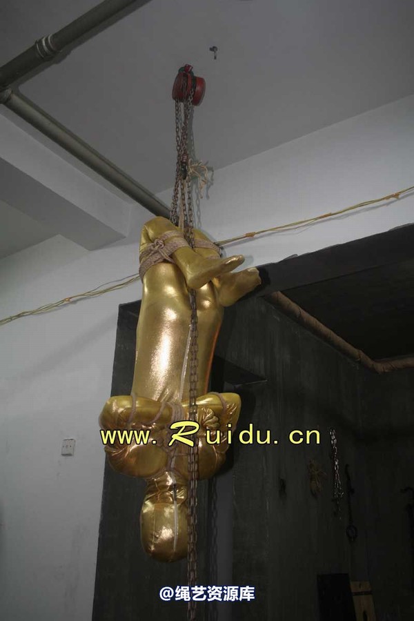 锐度主张 - 20070921第34期 影片胶衣紧缚悬吊图片 第 145 张图片