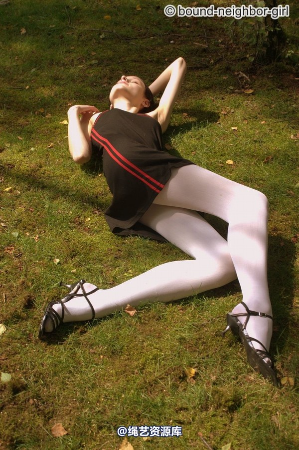 bound-neighbor-girl - Tanja - Tied up in the forest 3 第 6 张图片