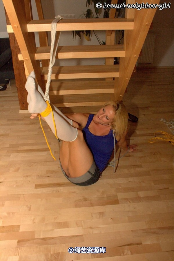 bound-neighbor-girl - Julia in the holiday house 3 第 31 张图片