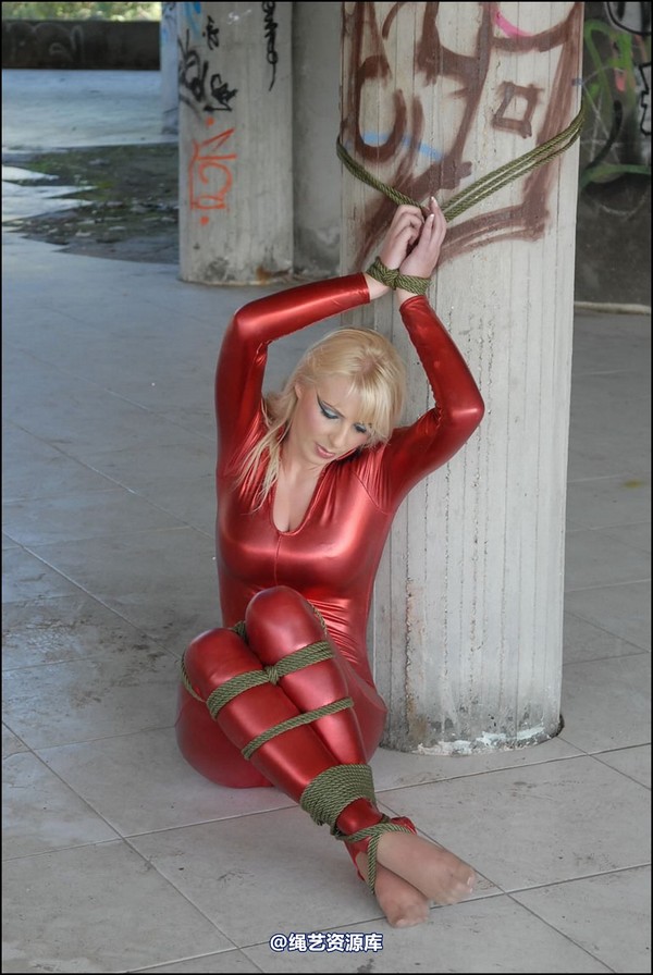 simplytied - Shiny Red in Spain 第 27 张图片