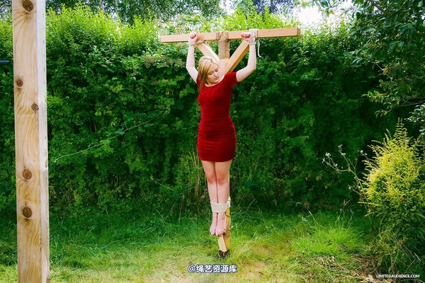 limitedaudience - 2014 bryony fuller alone on the cross 2 第 34 张图片