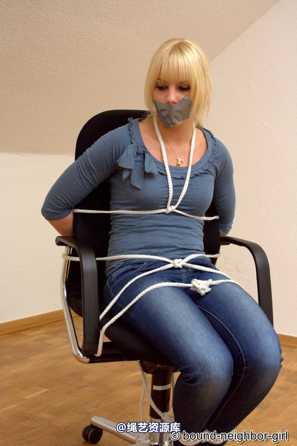 bound-neighbor-girl - Janine A - bondage games in the office 2 第 13 张图片