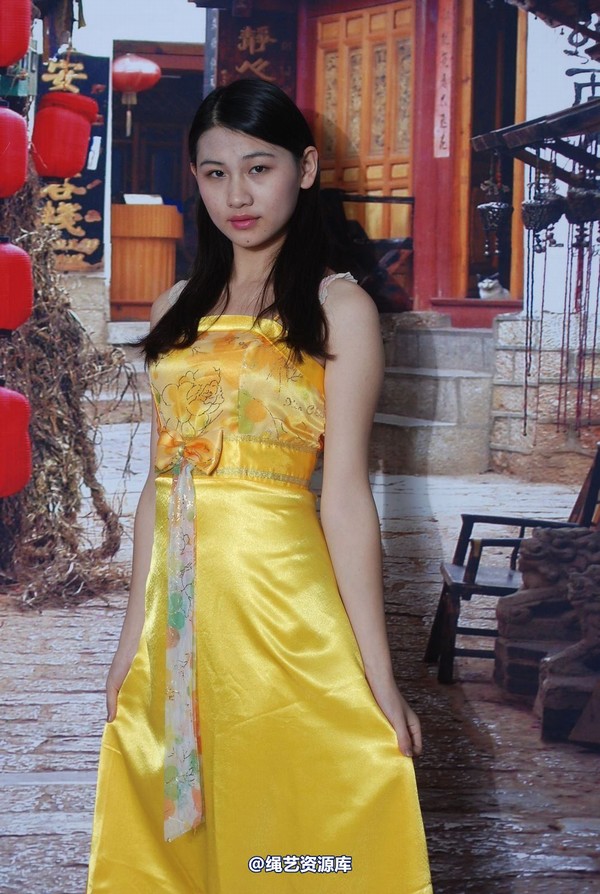 唯美之家 - 新模萧萧黄礼服 第 1 张图片