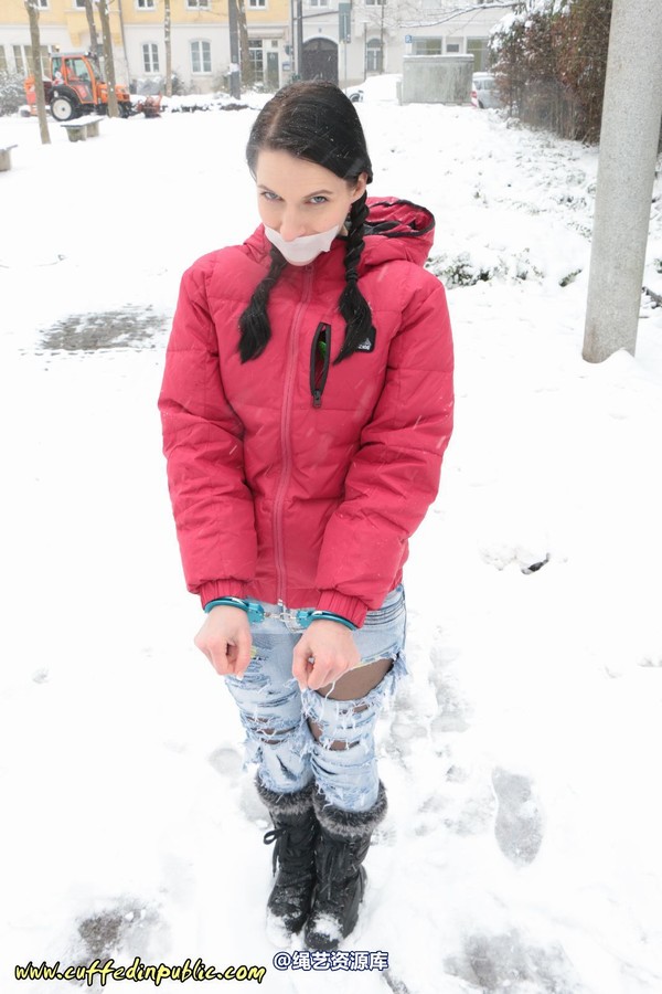 girlsinsteel - Cuffed in the snow 第 8 张图片
