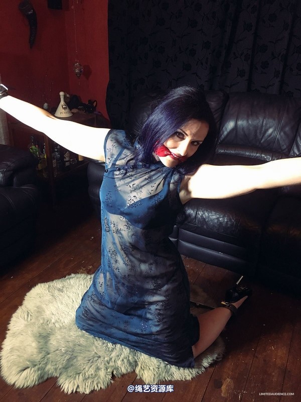 limitedaudience - 2015 caroline pierce spread and kneeling 第 5 张图片