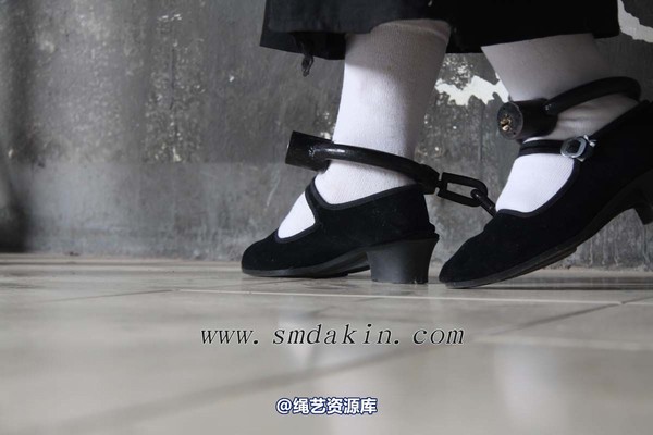 锐度主张 - 黑布鞋白袜镣铐模特：小芳 第 33 张图片