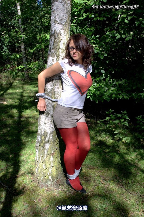 bound-neighbor-girl - Guest Helena - Tied up in the forest Part 1 第 6 张图片