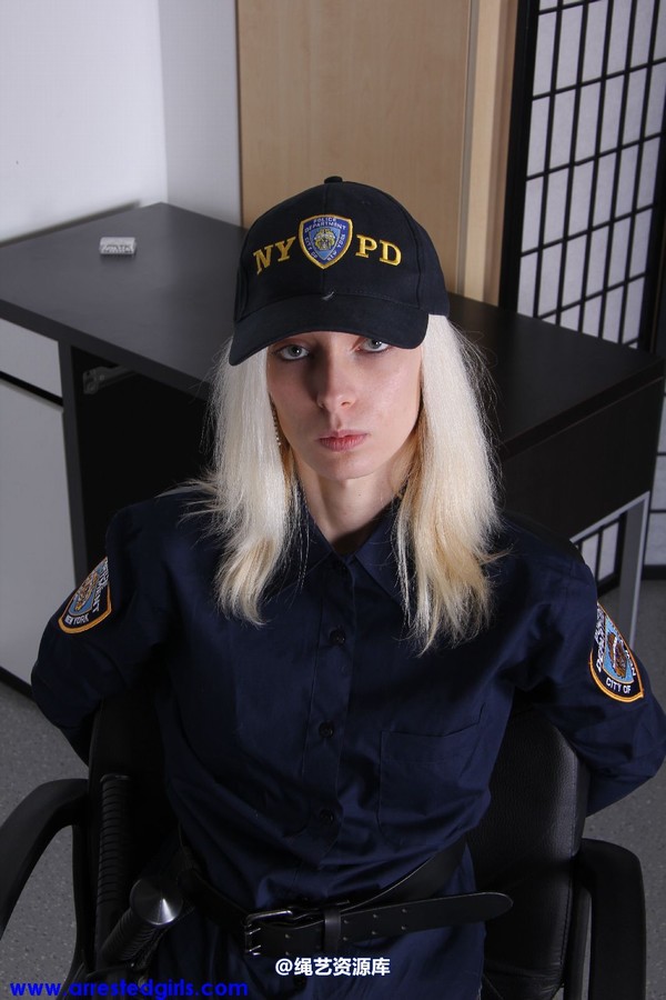 girlsinsteel - Police Officer in trouble 第 22 张图片