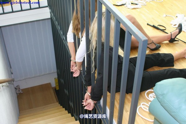 girlsinsteel - Handcuffed girlfriends 第 57 张图片
