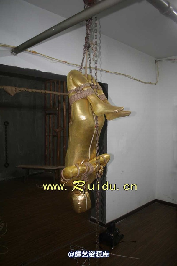 锐度主张 - 20070921第34期 影片胶衣紧缚悬吊图片 第 13 张图片