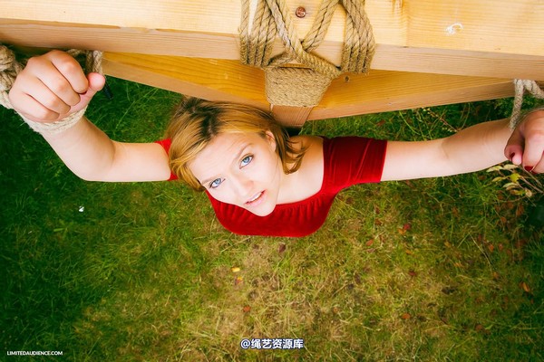 limitedaudience - 2014 bryony fuller alone on the cross 第 5 张图片