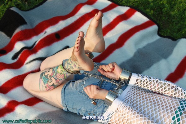 girlsinsteel - Hogtied in the sun 第 26 张图片
