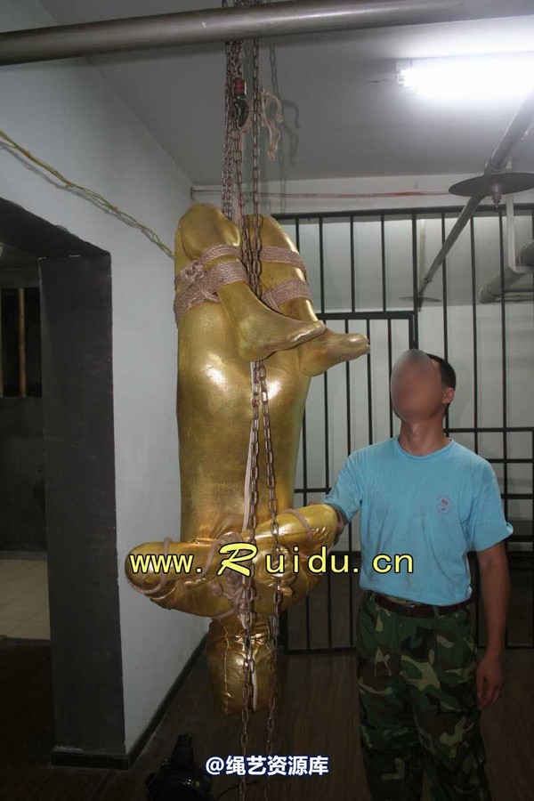 锐度主张 - 20070921第34期 影片胶衣紧缚悬吊图片 第 2 张图片