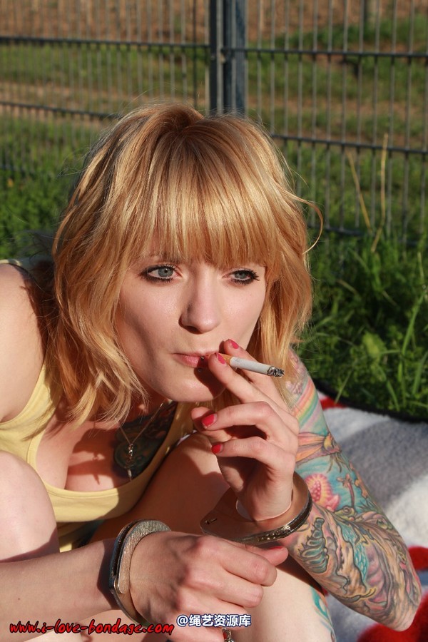 girlsinsteel - Smoking with handcuffs 第 12 张图片