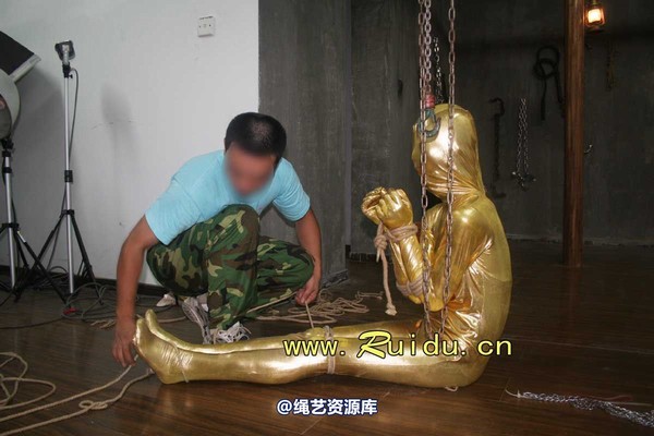 锐度主张 - 20070928第35期 影片胶衣紧缚悬吊图片 第 212 张图片