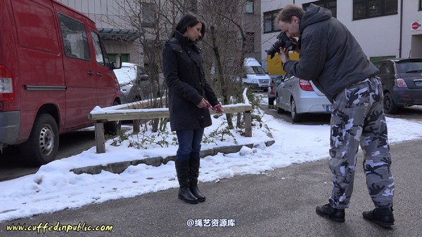 girlsinsteel - Cuffed at the parking area 第 1 张图片