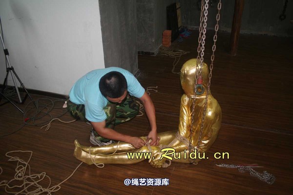 锐度主张 - 20070928第35期 影片胶衣紧缚悬吊图片 第 215 张图片