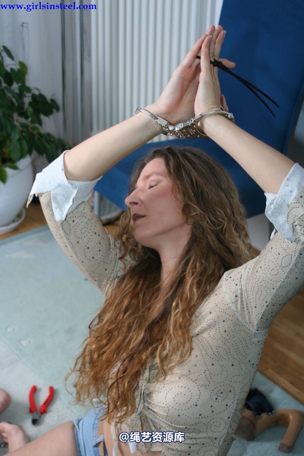 girlsinsteel - Jasmin is playing with handcuffs 第 28 张图片