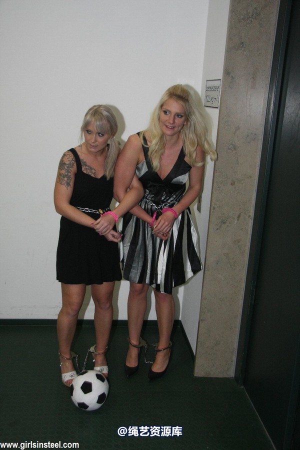 girlsinsteel - 2 girls walking in handcuffs 第 24 张图片