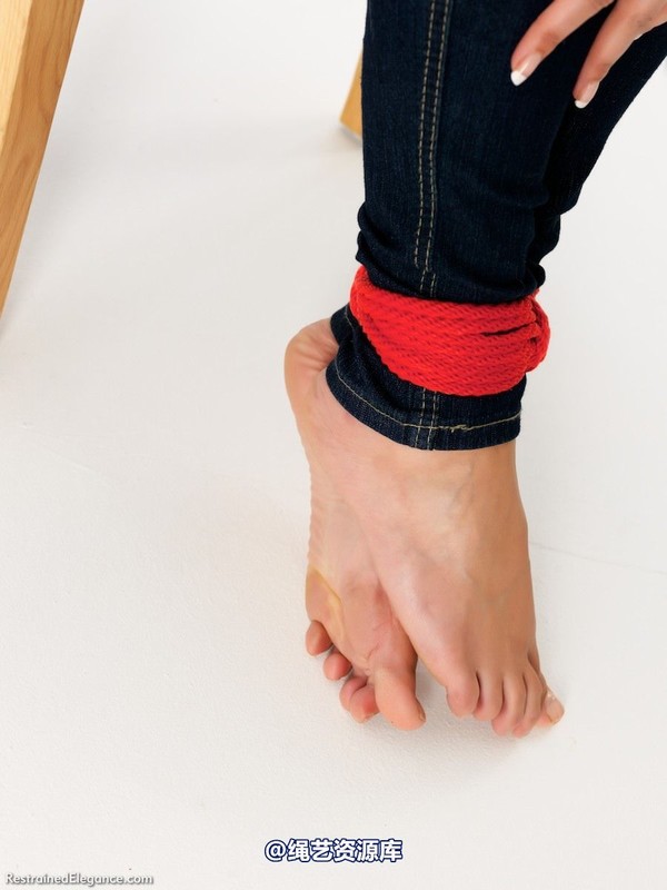 restrainedelegance - Heidi Barefoot in Blue Jeans 第 52 张图片