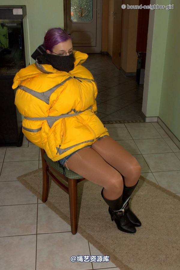 bound-neighbor-girl - Zora in winter jacket tied 2 第 9 张图片