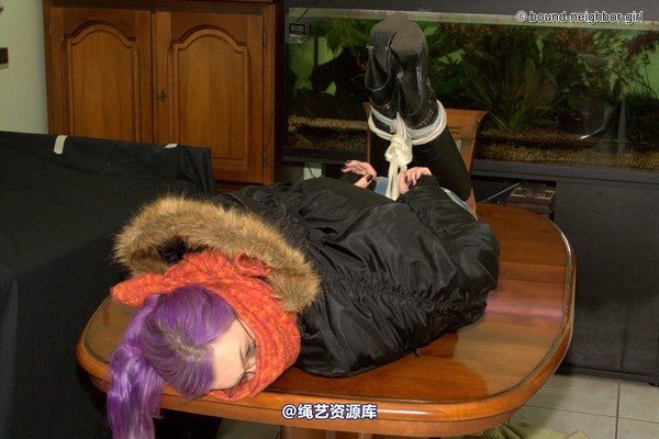 bound-neighbor-girl - Zora in winter jacket tied 1 第 31 张图片