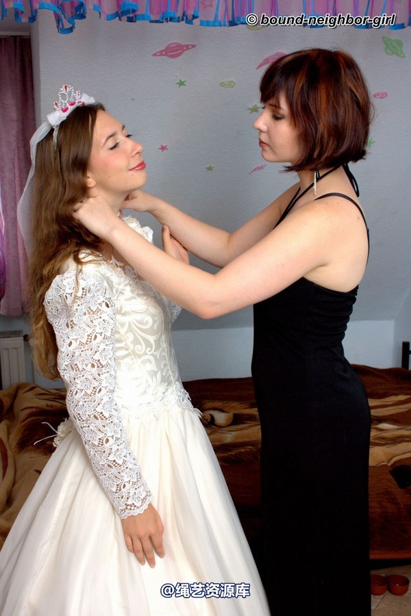 bound-neighbor-girl - Leoni and Valentina - Friend of the Bride 1 第 5 张图片