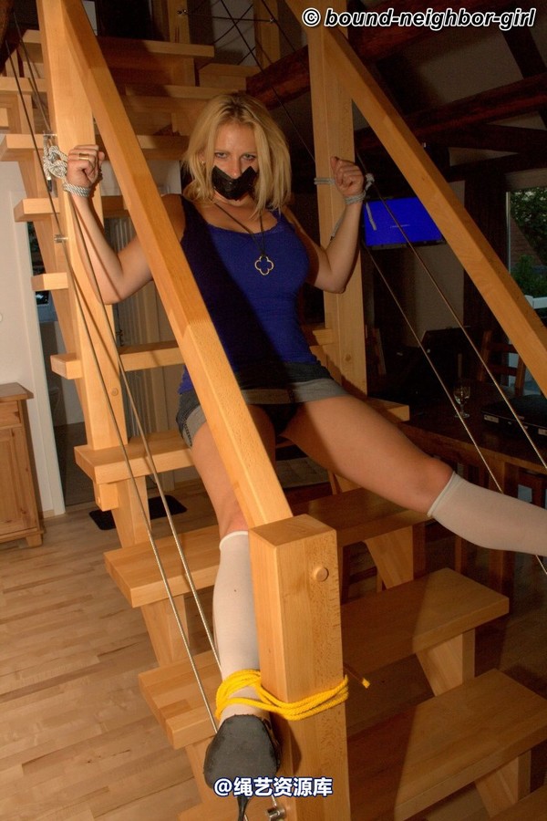 bound-neighbor-girl - Julia in the holiday house 1 第 32 张图片