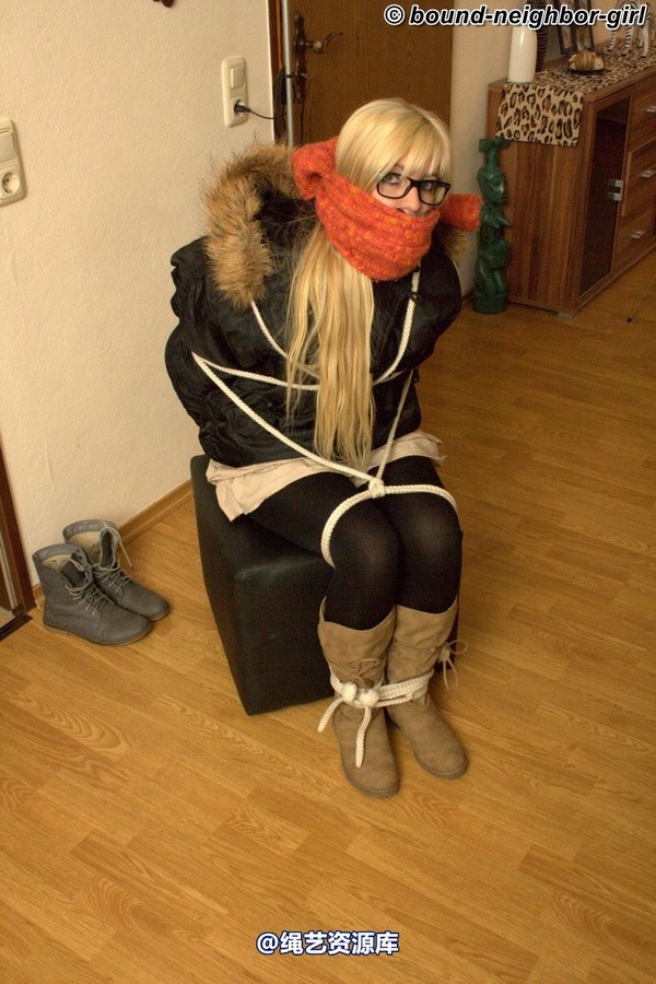 bound-neighbor-girl - Marenka - In winter jacket tied 1 第 19 张图片