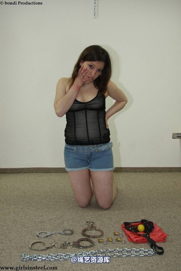 girlsinsteel - Bondage lover Kelly handcuffed 第 4 张图片