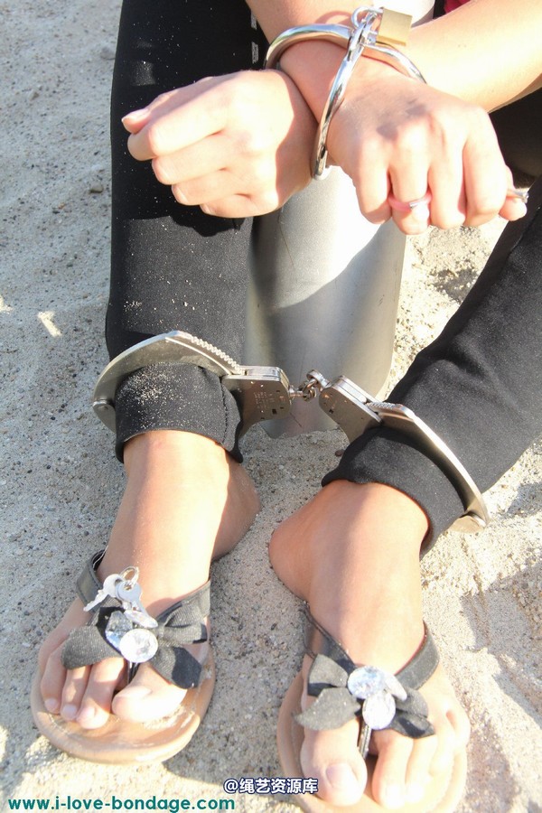 girlsinsteel - Sitting helpless in the sand 第 7 张图片