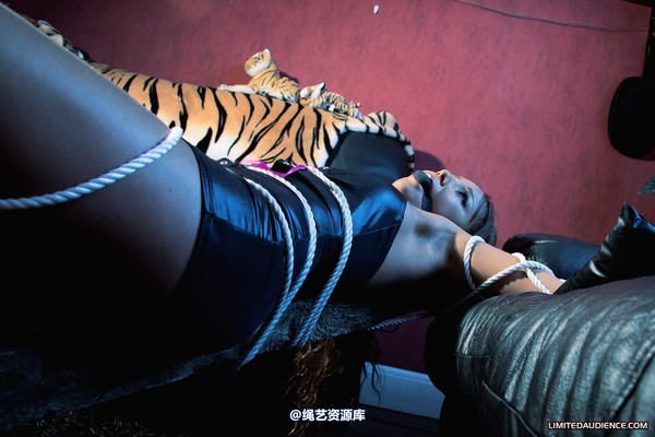 limitedaudience - 2011 kayla lounge suffering 2 第 4 张图片