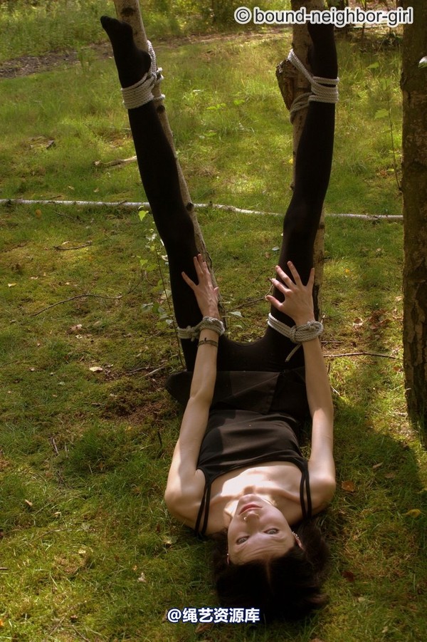 bound-neighbor-girl - Tanja - Tied up in the forest 2 第 7 张图片