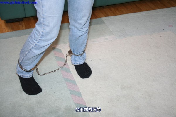 girlsinsteel - Heavy chains and handcuffs 第 42 张图片