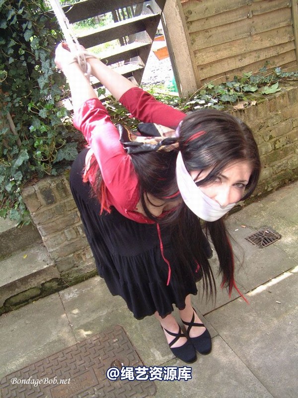 bondagebob - Lydia Tied Outdoors 第 81 张图片