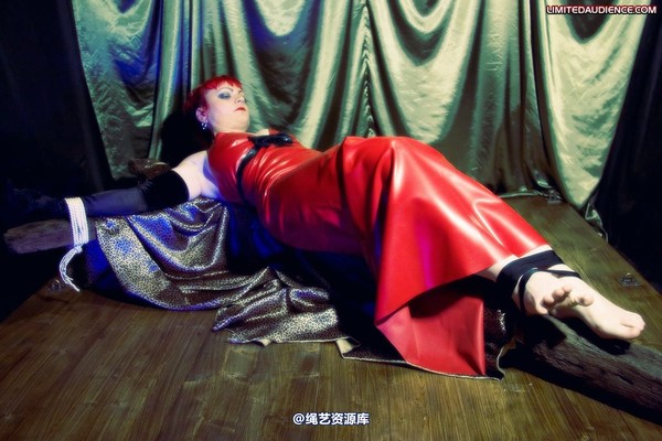 limitedaudience - 2009 raevan bound to a cross 第 8 张图片