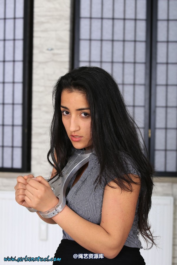 girlsinsteel - Business girl cuffed with fiddle 第 28 张图片