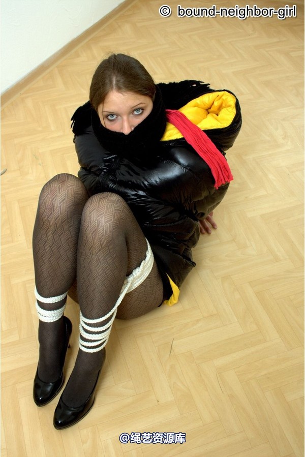 bound-neighbor-girl - Tanja tied in winter jacket 第 7 张图片