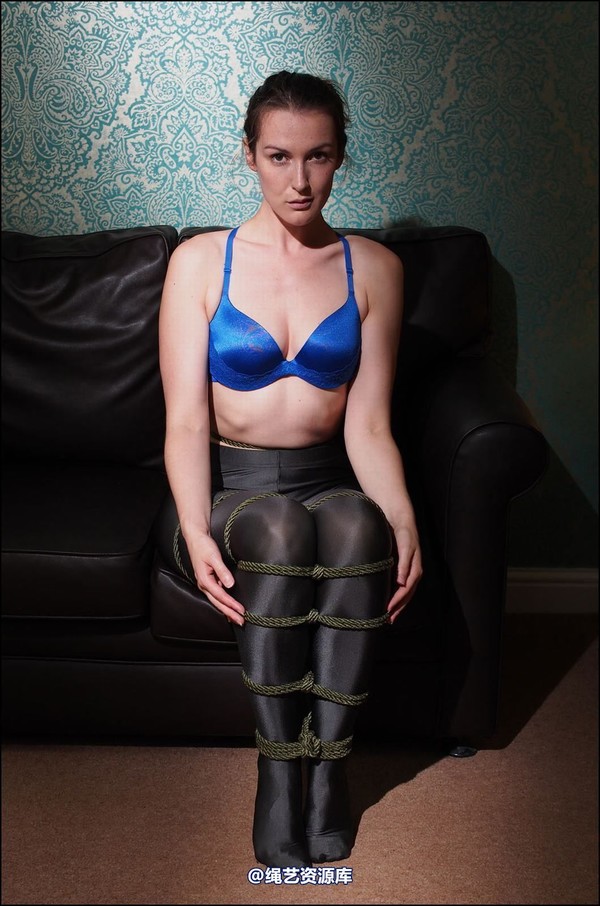 simplytied - Cassie in more black tights 第 7 张图片