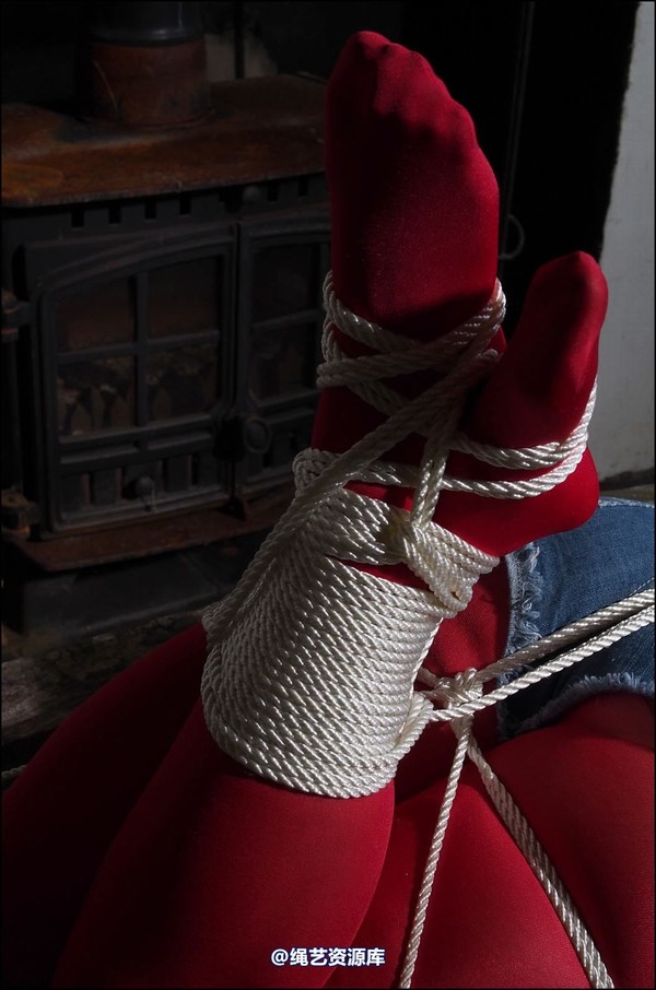 simplytied - Trisha back in red tights 第 35 张图片