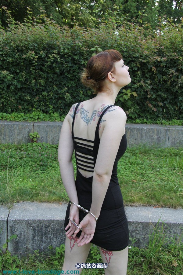 girlsinsteel - Hinged handcuffs 第 105 张图片