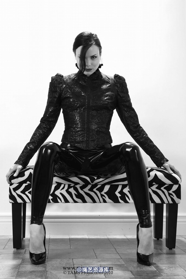 miss-sweet - ZEBRA BENCH CHAPTER 2 第 1 张图片