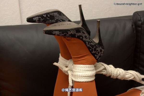 bound-neighbor-girl - Bianca and Kim - Tied up in the apartment 第 10 张图片
