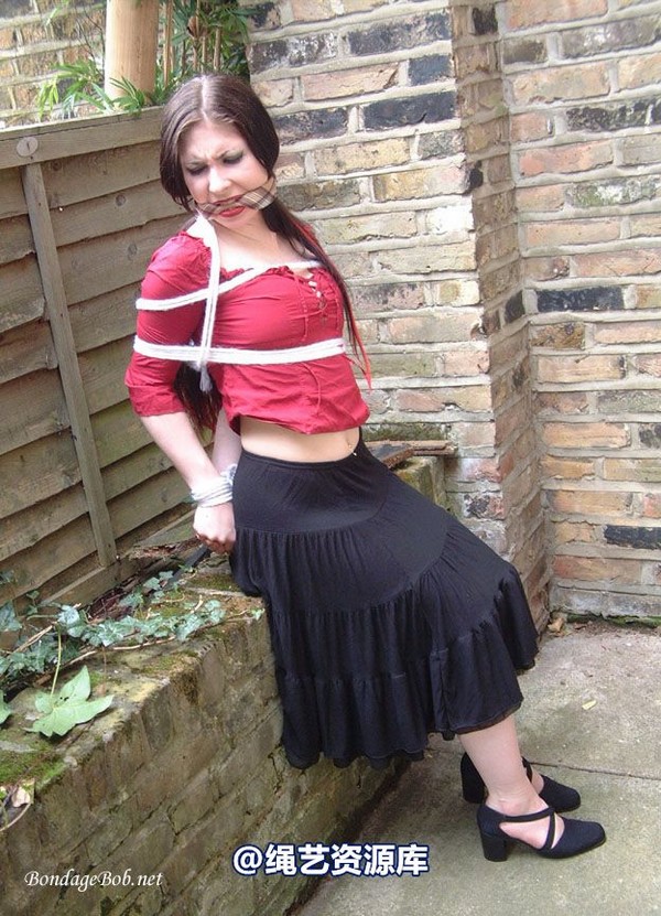 bondagebob - Lydia Tied Outdoors 第 22 张图片