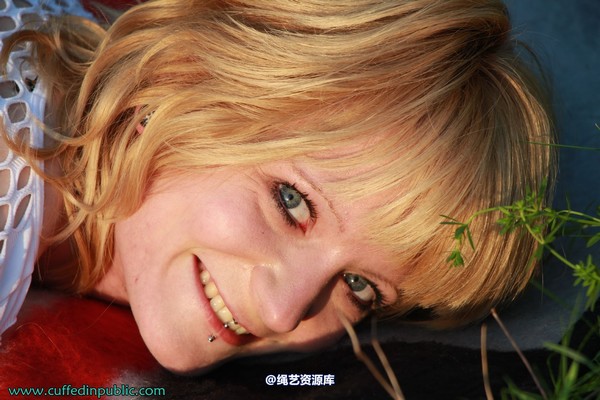 girlsinsteel - Hogtied in the sun 第 6 张图片