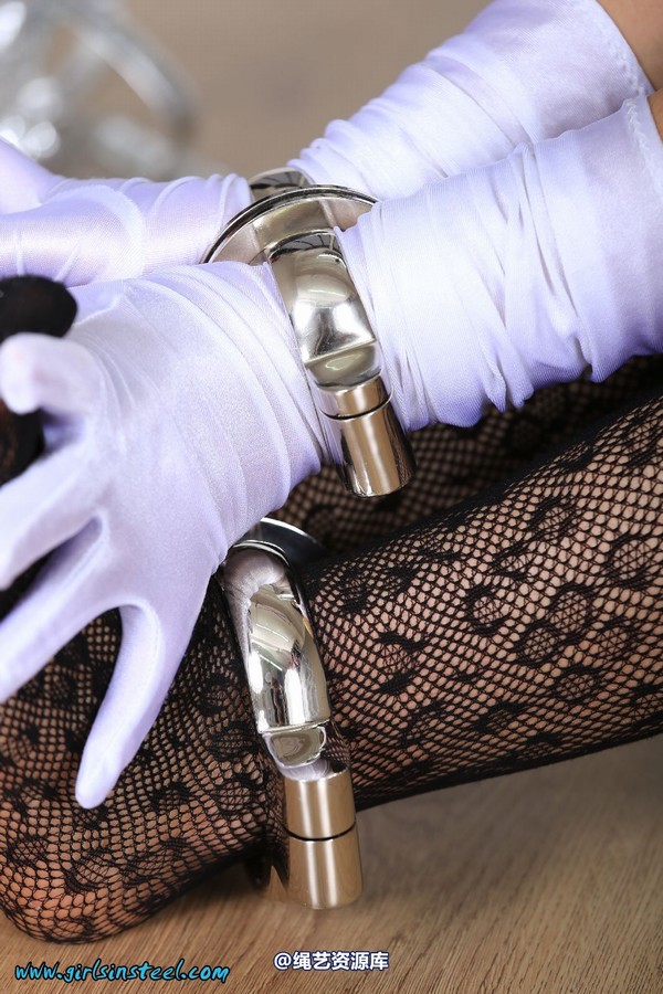 girlsinsteel - Lady in cuffs 第 44 张图片