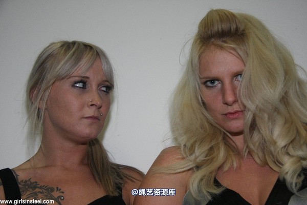 girlsinsteel - 2 girls walking in handcuffs 第 41 张图片