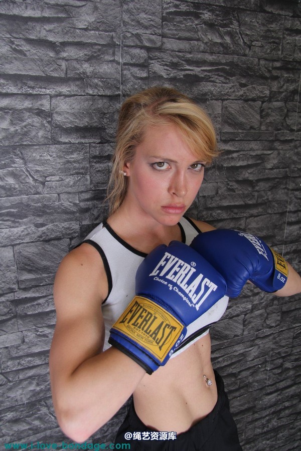 girlsinsteel - Cuffed in boxing gloves 第 7 张图片